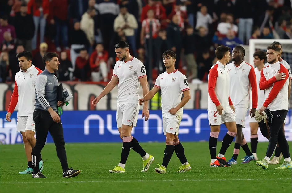 Tête baissée, les andalous quittent la pelouse après le match nul face à Osasuna (1-1) en enchaînant un dixième match sans victoire à domicile. (Crédits : Marca/RAMÓN NAVARRO)