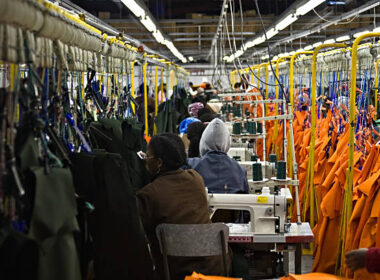 Femmes africaines travaillant dans une usine de vetement, Crédits: Istock