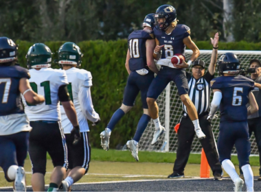 Pierre Cholet numéro 10, receveur, et Olivier Lefèvre numéro 8, quaterback dans l’équipe des gaillards en bleu, célèbre après un touchdown contre les Cougars de Chicoutimi. (Crédit photo : Michel Tremblay, Le Quotidien)