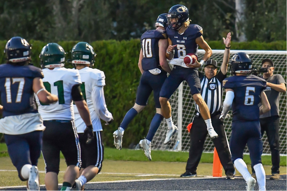 Pierre Cholet numéro 10, receveur, et Olivier Lefèvre numéro 8, quaterback dans l’équipe des gaillards en bleu, célèbre après un touchdown contre les Cougars de Chicoutimi. (Crédit photo : Michel Tremblay, Le Quotidien)