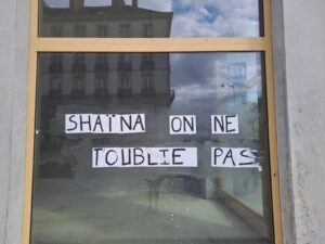 Collage en rapport avec l'affaire Shaïna vu dans les rues de Rennes (35). Shaïna avait été poignardée et brulée vive à l'âge de 15 ans, par des jeunes de son âge. Crédits: Camille Fontaine