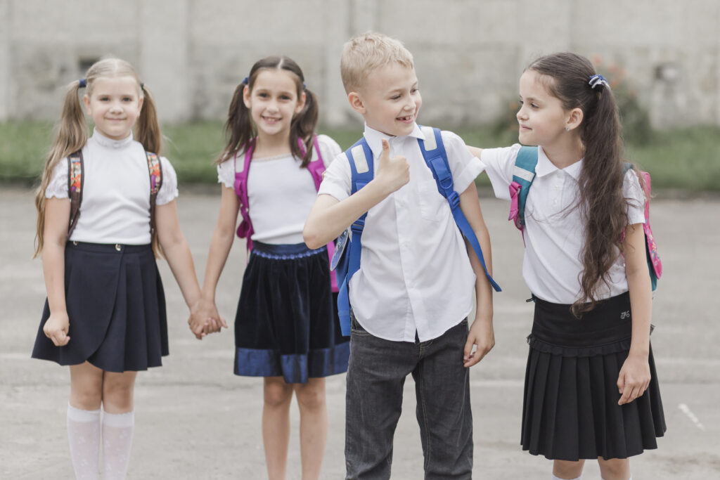 Le port de l'uniforme à l'école divise au sein de l'opinion publique © Freepik