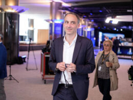 Raphaël Glucksmann, au Parlement Européen, le 31 mai 2023. (Photo by Thierry Monasse/Getty Images)