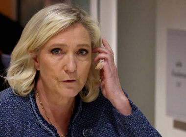 Marine Le Pen sort du tribunal après que la cour est rendu son jugement, le 31 mars 2025, à Paris. (Photo by Tom Nicholson/Getty Images)