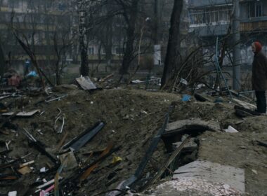Une femme âgée se tient près d'un site détruit après un bombardement à Kyiv, capitale de l'Ukraine. © Mykhailo Volkov / Pexels