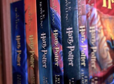La couverture des livres Harry Potter sur l'étagère.