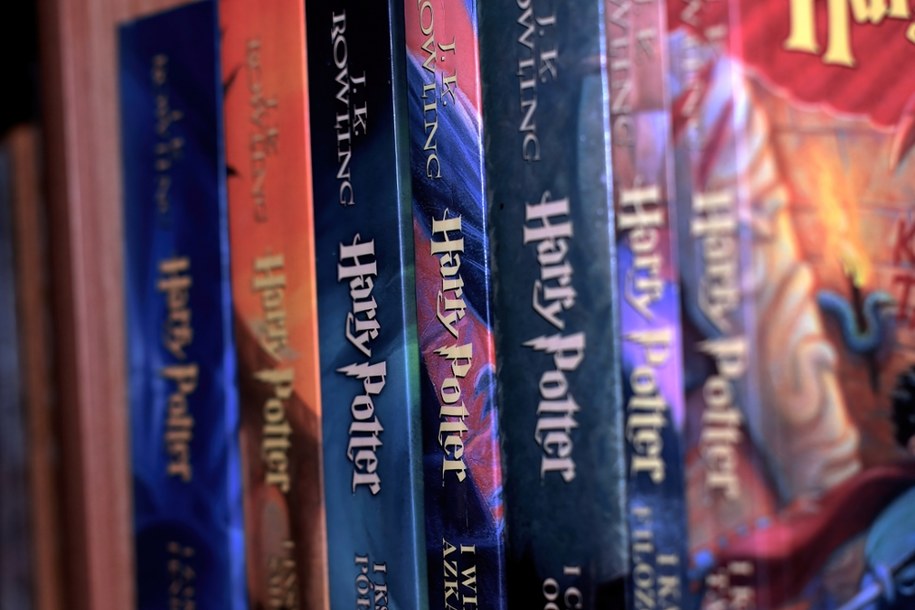La couverture des livres Harry Potter sur l'étagère.