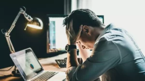 Plus de 2,5 millions de salariés français sont en burn-out, selon le Baromètre Empreinte Humaine publié en septembre 2021. (@Arts Illustrated Studios/Shutterstock)