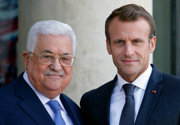 Le président français Emmanuel Macron (à droite) accueille le président palestinien Mahmoud Abbas avant leur rencontre à l'Élysée, le 21 septembre 2018 à Paris. (Photo de Chesnot/Getty Images)