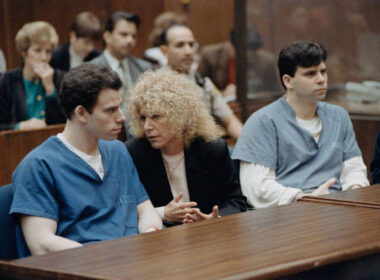 Trial of the Menendez brothers in Los Angeles - From left to right : Erik Menendez with his attorney : Leslie Abramson and his brother Lyle Menendez. Los Angeles, 9th March 1994. (Photo by Ted Soqui/Sygma via Getty Images)
