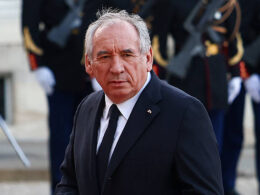 Le Premier ministre français François Bayrou arrive à l'Élysée pour un dîner d'État en l'honneur du couple royal du Danemark, le 31 mars 2025 à Paris. (Photo de Marc Piasecki/Getty Images)