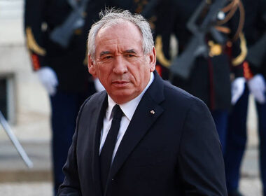 Le Premier ministre français François Bayrou arrive à l'Élysée pour un dîner d'État en l'honneur du couple royal du Danemark, le 31 mars 2025 à Paris. (Photo de Marc Piasecki/Getty Images)