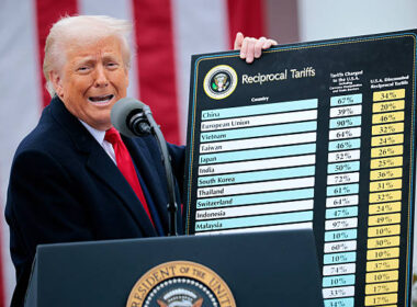 Donald Trump présente les nouveaux tarifs pour les différents états, le 2 avril, à Washington. (Photo by Chip Somodevilla/Getty Images)