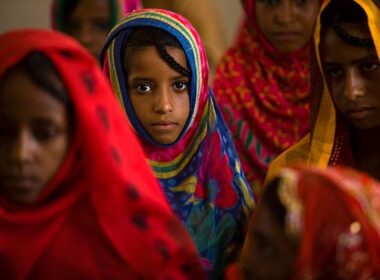 Des jeunes filles assises en salle de cours dans un village du Tchad, le 10 juillet 2007. (Photo by Jeff Hutchens/Getty Images)