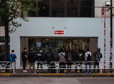 File d'attente devant une boutique Supreme dans le quartier de Shibuya à Tokyo au Japon. © @charlesdeluvio / Unsplash