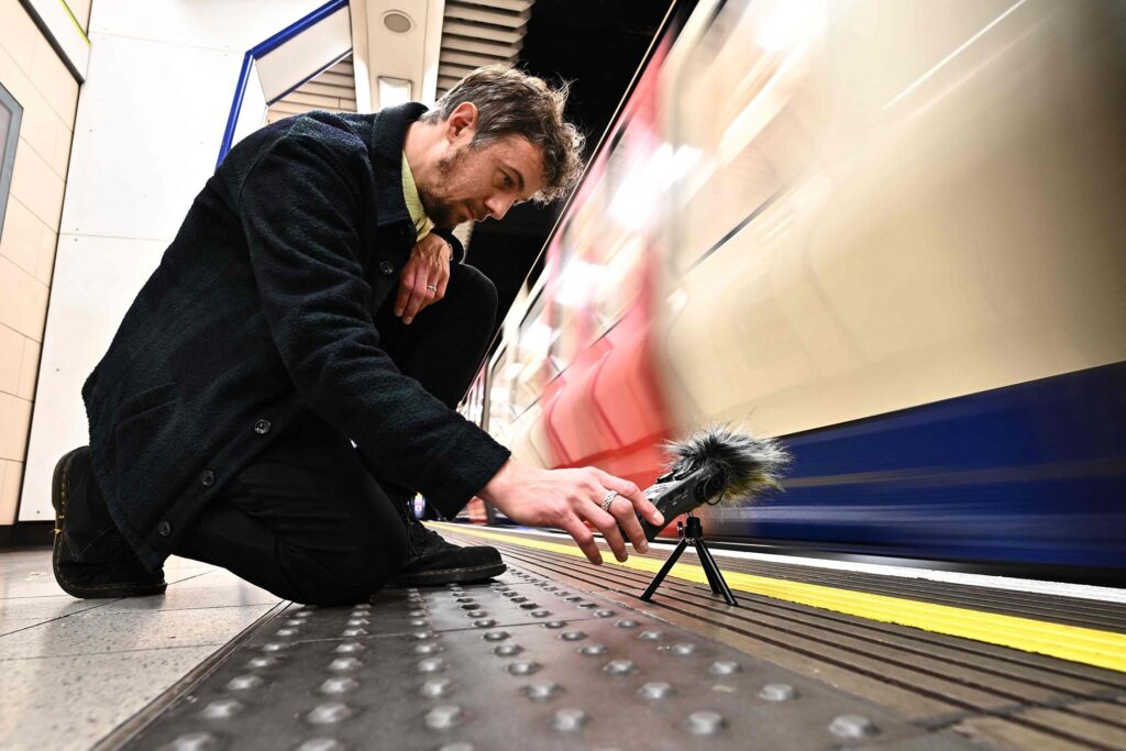 Stuart Fowkes enregistrant les bruits du métro londonien, Photo by Ben Stansall/AFP.