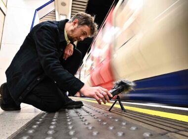 Stuart Fowkes enregistrant les bruits du métro londonien, Photo by Ben Stansall/AFP.