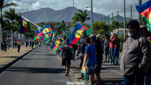 Rassemblement indépendantiste en Kanaky-Nouvelle-Calédonie, symbole des tensions autour de l’avenir institutionnel du territoire. (Photo by Gwangelinhael/Deviant Art)