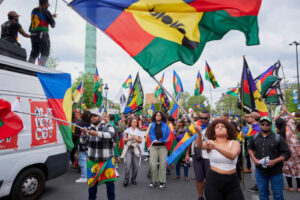 Le drapeau de la Nouvelle Calédonie lors des manifestations du 1er mai 2024 à Paris (Getty Images)