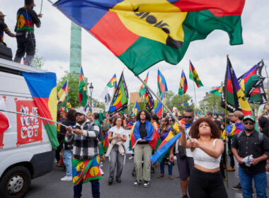Le drapeau de la Nouvelle Calédonie lors des manifestations du 1er mai 2024 à Paris (Getty Images)