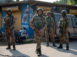 Les forces armées indiennes dans la région du Jammu et Kashmir. (Photo by Idrees Abbas/SOPA Images/LightRocket via Getty Images)