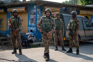 Les forces armées indiennes dans la région du Jammu et Kashmir. (Photo by Idrees Abbas/SOPA Images/LightRocket via Getty Images)
