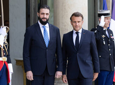 Le président Macron reçoit Ahmad Al-Charaa le 7 mai à l’Élysée. (Photo par Tom Nicholson/Getty Images)