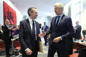 Le nouveau président des Républicains, Bruno Retailleau, est accueilli par Laurent Wauquiez avant une réunion du groupe parlementaire LR à l’Assemblée nationale, à Paris, le 20 mai 2025. (Photo : Thomas Samson / AFP via Getty Images)