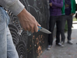 Un adolescent menace un groupe avec un couteau Getty Images