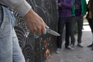 Un adolescent menace un groupe avec un couteau Getty Images