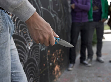 Un adolescent menace un groupe avec un couteau Getty Images