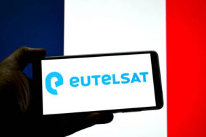 Le logo d'Eutelsat s'affiche sur un smartphone, avec le drapeau français en arrière-plan. (Illustration photo : Avishek Das/SOPA Images/LightRocket via Getty Images)