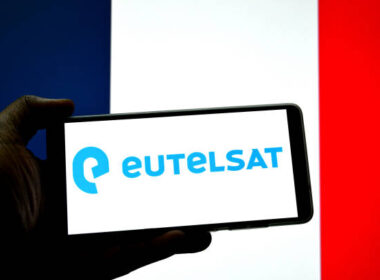 Le logo d'Eutelsat s'affiche sur un smartphone, avec le drapeau français en arrière-plan. (Illustration photo : Avishek Das/SOPA Images/LightRocket via Getty Images)