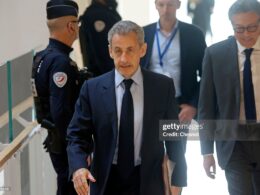 L’ancien président français Nicolas Sarkozy arrive au tribunal de Paris
