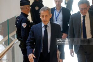 L’ancien président français Nicolas Sarkozy arrive au tribunal de Paris