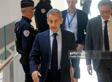 L’ancien président français Nicolas Sarkozy arrive au tribunal de Paris