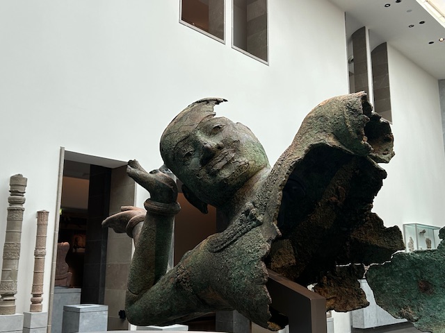 Photographie prise par Neilia MOUMANIS, lors de l’exposition “Bronzes royaux d’Angkor, un art du divin” au Musée Guimet représentant la statue de Vishnu.