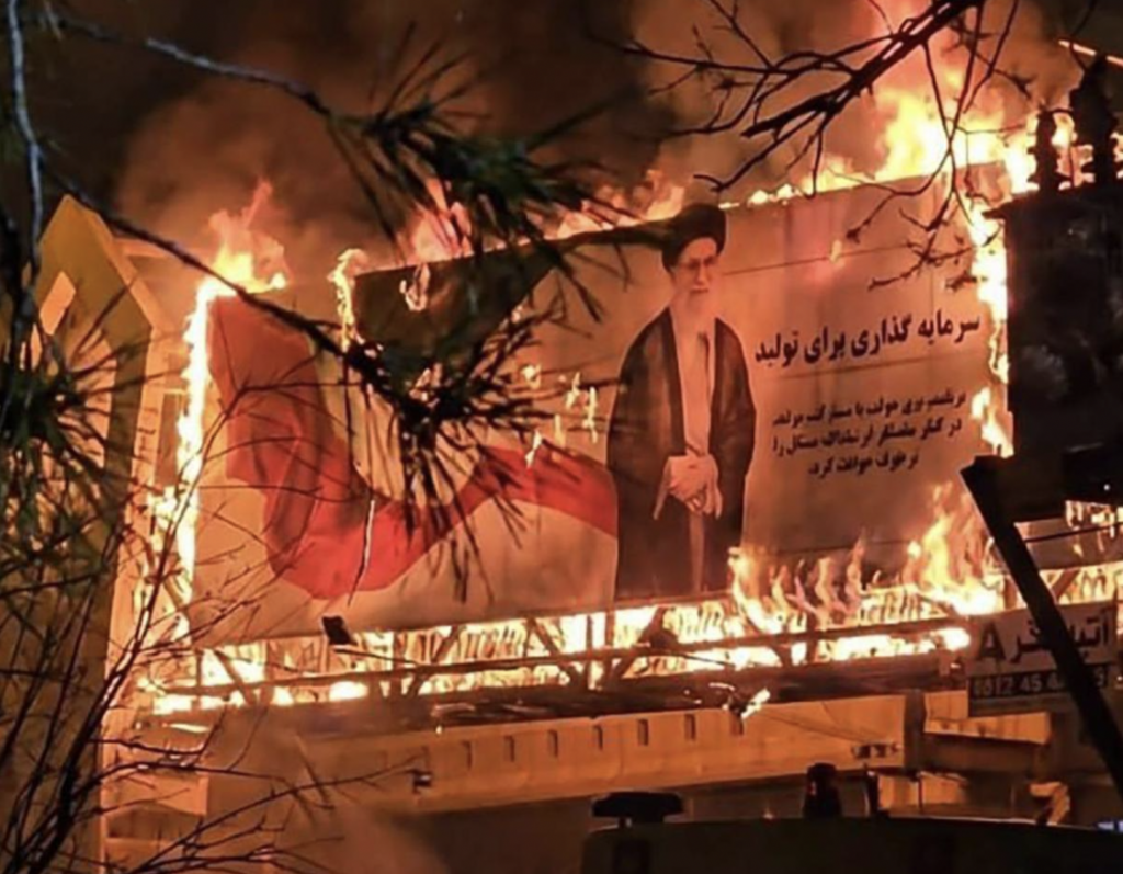 Pancarte à l'effigie du guide suprême Ali Khamenei en flammes