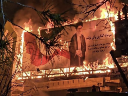 Pancarte à l'effigie du guide suprême Ali Khamenei en flammes