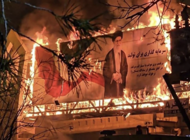 Pancarte à l'effigie du guide suprême Ali Khamenei en flammes