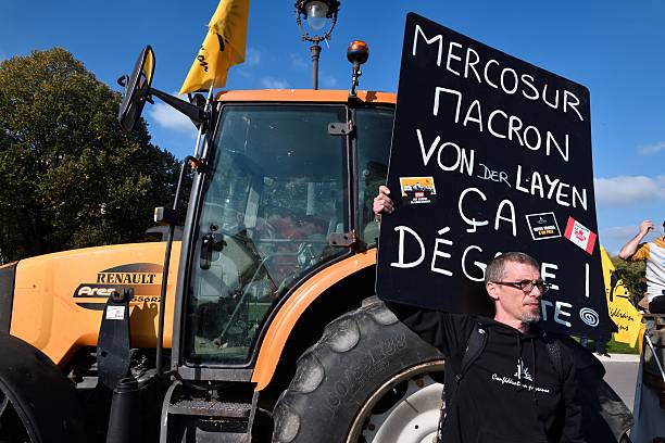 Pancarte Mercosur, Macron, Von der Layen, ça dégage vite !, lors de la Mobilisation de la Confédération Paysanne contre l'Accord UE-Mercosur, le 14 octobre 2025, à Paris. (Photo by Thierry NECTOUX/Gamma-Rapho via Getty Images)