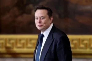 Elon Musk arrive à l’investiture de Donald Trump au Capitole, à Washington, le 20 janvier 2025. (Kevin Lamarque / Getty Images)