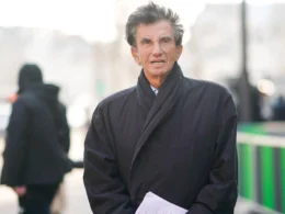 Jack Lang assiste à la Fashion Week féminine automne-hiver 2018-2019 dans la capitale française. (Photo : Edward Berthelot / Getty Images)