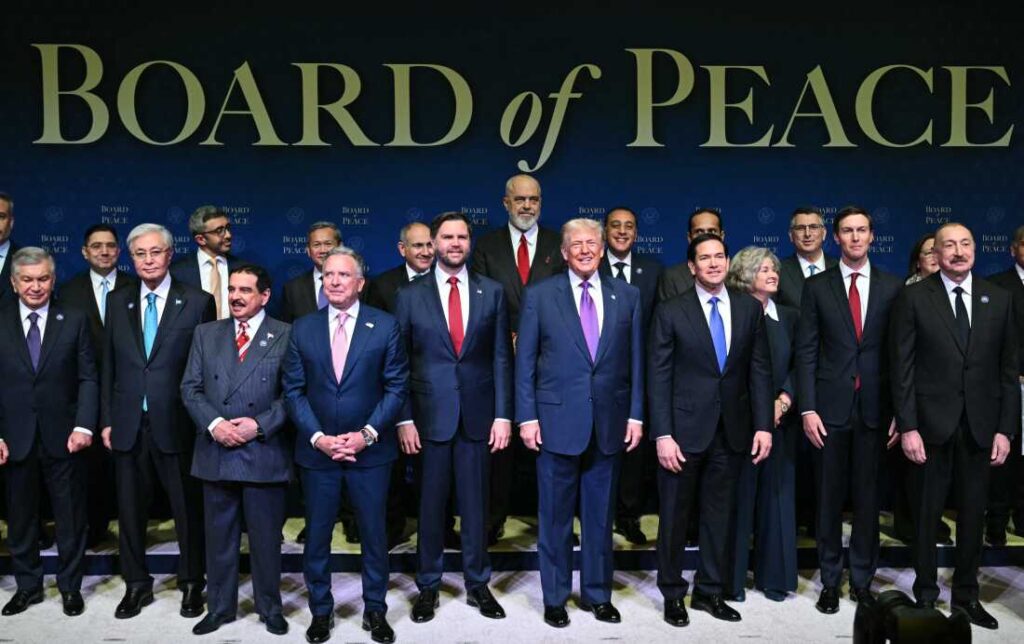Donald Trump, entouré du vice-président JD Vance et du secrétaire d’État Marco Rubio, pose aux côtés de plusieurs dirigeants lors de la réunion inaugurale du « Board of Peace », à Washington, jeudi 19 février 2026. (SAUL LOEB / AFP via Getty Images)