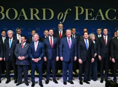 Donald Trump, entouré du vice-président JD Vance et du secrétaire d’État Marco Rubio, pose aux côtés de plusieurs dirigeants lors de la réunion inaugurale du « Board of Peace », à Washington, jeudi 19 février 2026. (SAUL LOEB / AFP via Getty Images)