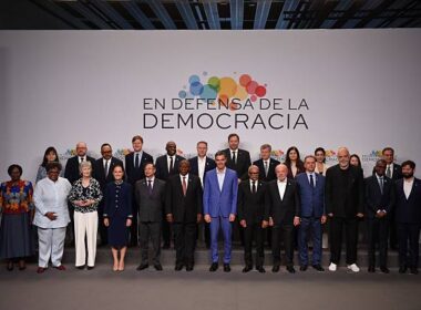 Progressive leaders gather on stage during the IV “In Defense of Democracy” summit in Barcelona, with heads of state from Latin America and Europe.