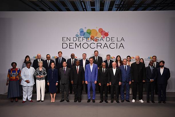 Progressive leaders gather on stage during the IV “In Defense of Democracy” summit in Barcelona, with heads of state from Latin America and Europe.